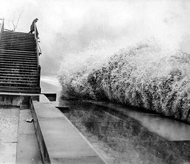 1913 год. Буря на Великих озерах в США: ураган, обрушившийся на бассейн Великих озер, буйствовал с 7 по 10 ноября, а максимума достиг 9 ноября. В результате более 250 человек погибли, 19 кораблей были разрушены