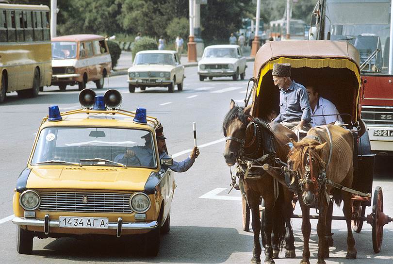 1970-ые. Автоинспектор разговаривает с фаэтонщиком в центре Баку