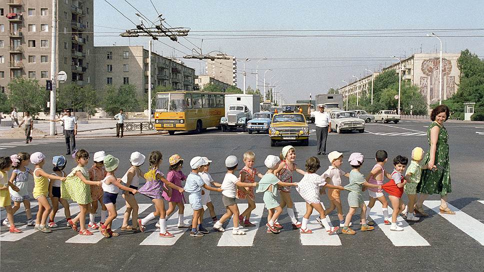 1983 год. Регулировщик останавливает движение, чтобы дети перешли дорогу. Сумгаит, Азербайджан