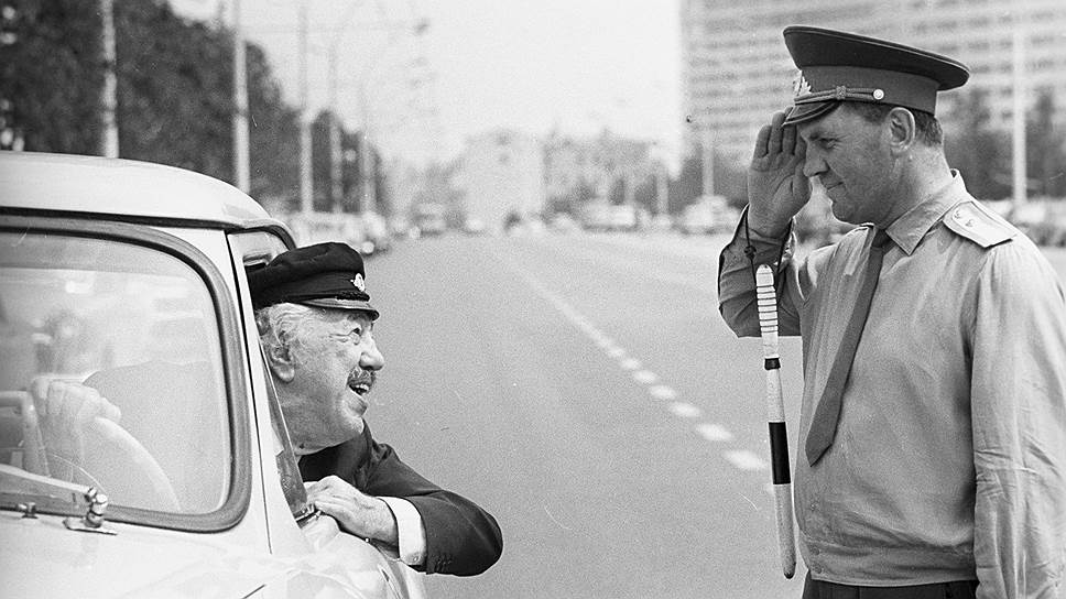 1969 год. Французский киноактер Мишель Симон общается с милиционером на проспекте Калинина, Москва