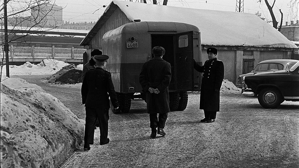 1965 год. Сотрудники милиции конвоируют заключенного