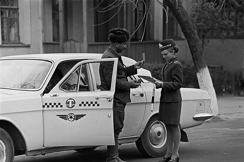 1974 год. Сотрудник ГАИ Наталья Павшина проверяет документы у таксиста