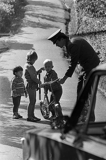 1984 год. Дети встречают отца — инспектора ГАИ после дежурства