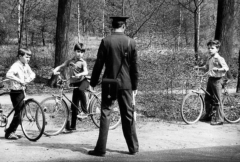 1970 год. Милиционер разговаривает с детьми