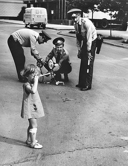 1970 год. Сотрудники милиции помогают девочке починить велосипед