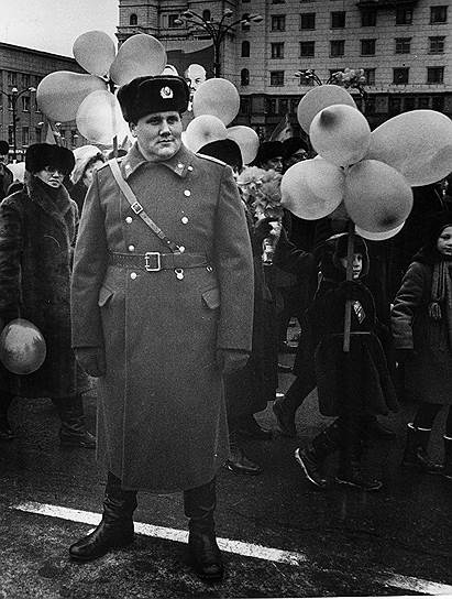 1980-ые. Милиционер на посту во время праздничной демонстрации