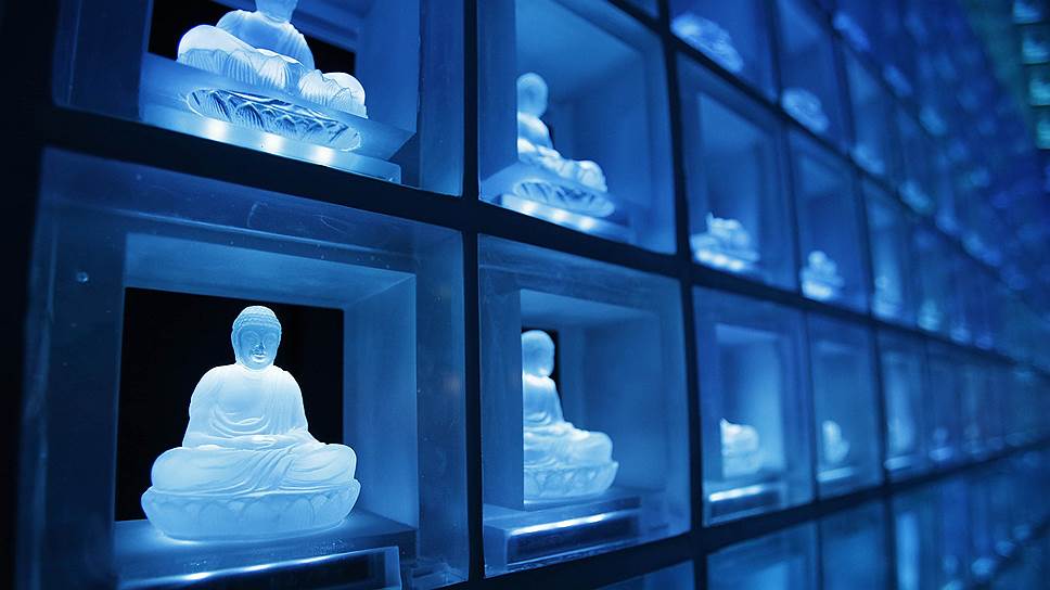 На фото: усыпальница «Ruriden», украшенная более чем двумя тысячами статуэток Будды, подсвеченных светодиодами