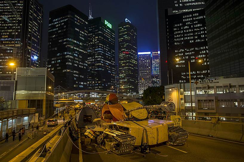 Инсталляция в виде танка, установленная в оккупированном центре Гонконга и выполненная из зонтиков, палаток и металла