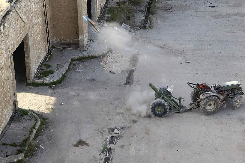 Бойцы сирийской повстанческой армии стреляют по позициям пропавительственных сил близ Алеппо