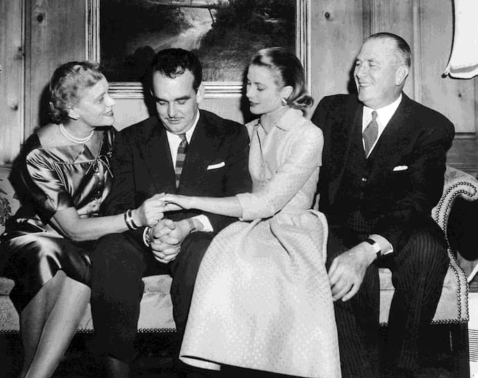 «Как незамужняя женщина, я считалась бы опасной»
&lt;br>В 1955 году Альфред Хичкок снимал на французской Ривьере свой фильм «Поймать вора». Во время съемок в Монако принц Ренье (на фото второй слева) познакомился с исполнительницей главной роли Грейс Келли. Полгода принц и актриса переписывались. А Рождество 1955 года князь Монако провел в семье родителей Грейс Келли