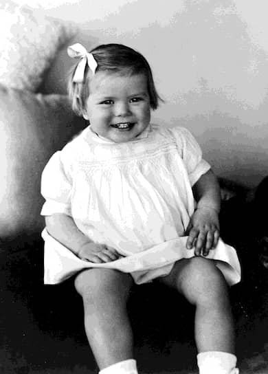 Грейс Келли родилась 12 ноября 1929 года в богатой семье. Ее отец был чемпионом Олимпийских игр 1920 года по академической гребле, мать, Маргарет Келли — первая женщина-преподаватель физической культуры в Пенсильванском университете — работала моделью. Эксперты оценивали состояние семьи Келли в $20 млн