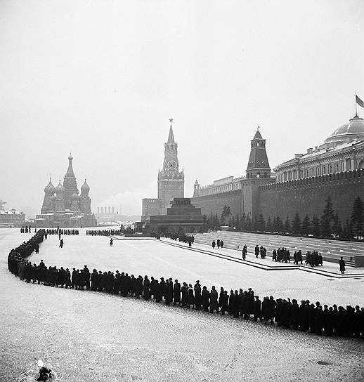 1953 год. Открылся доступ в мавзолей Ленина—Сталина. Однако уже через 8 лет, в 1961 году, тело Сталина было вынесено из Мавзолея и погребено в могиле у Кремлевской стены, а на мавзолей была возвращена плита с именем Ленина
