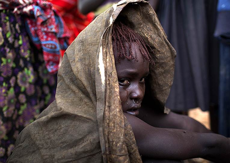 Округ Баринго, Кения. Девочка племени покот плачет после выполнения обрезания, запрещенного в стране более трех лет назад