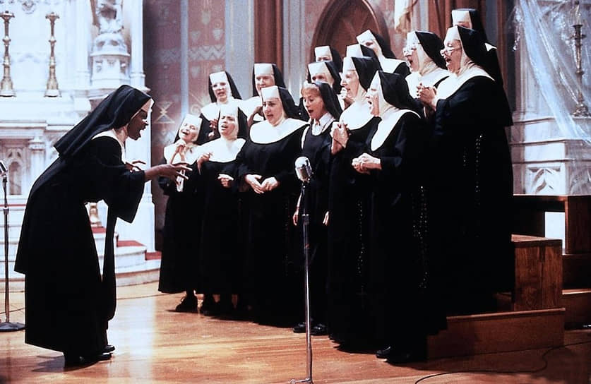 Одной из самых узнаваемых работ актрисы стала роль певицы Долорес Ван Картье в комедии «Сестричка, действуй!» (1992, кадр из фильма на фото). Убегая от бандитов, ее героиня прячется в монастыре и становится монахиней