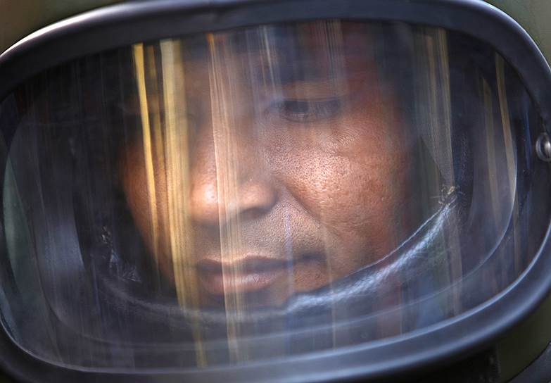 Катманду, Непал. Полицейский готовится проверить портфель, в котором могло находиться взрывное устройство