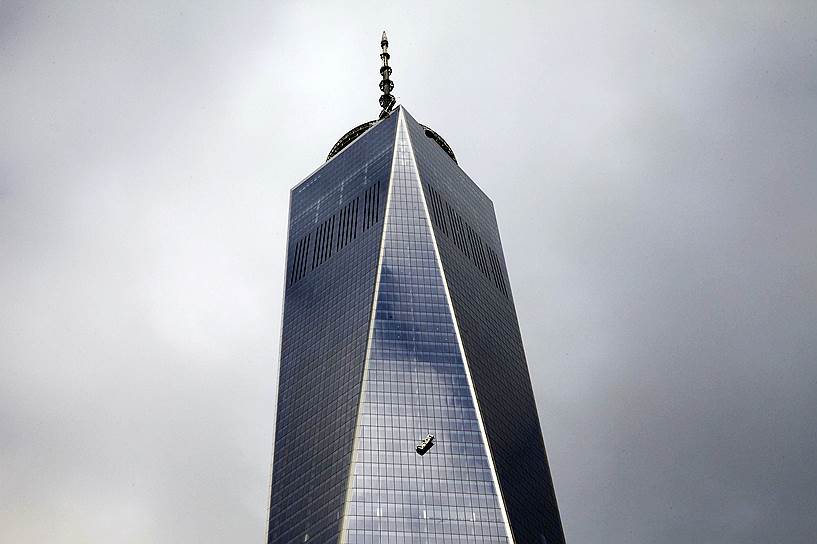 Нью-Йорк, США. Мойщики окон Всемирного торгового центра провели два часа на сломанной люльке на уровне 50 этажа, пока их не спасли пожарные