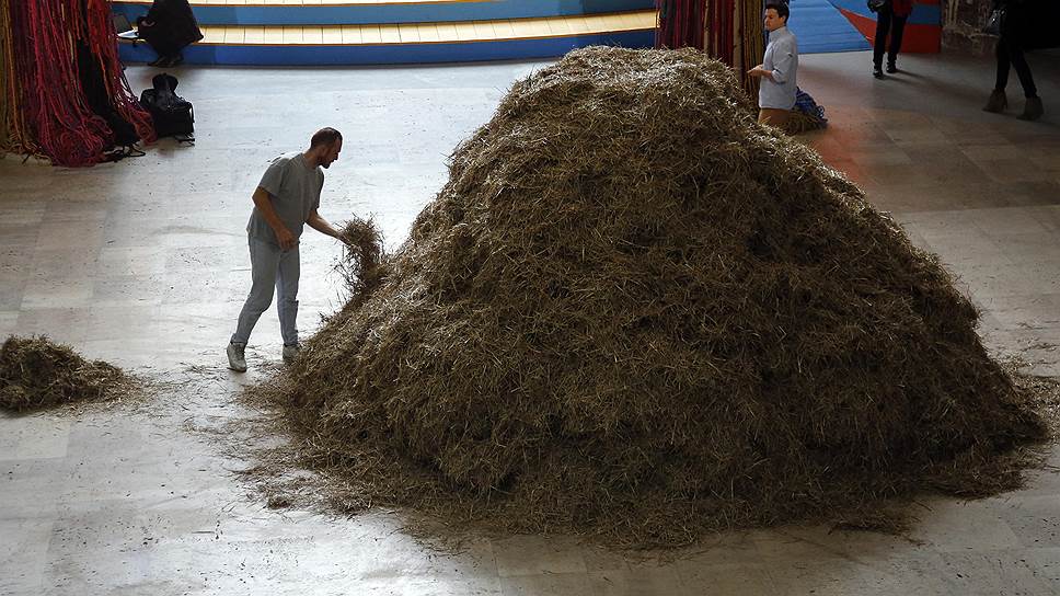 Париж, Франция. Итальянский художник Свен Саксалбер начинает искать иголку в стоге сена в рамках перфоманса, основанного на знаменитой поговорке. Поиски будут продолжаться два дня с перерывом на 12 часов