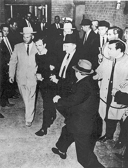 1963 год. При перевозке в другую тюрьму был смертельно ранен Ли Харви Освальд, единственный подозреваемый в убийстве президента США Джона Кеннеди