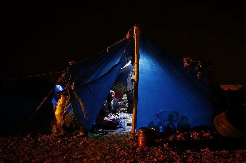 Суруч, Турция. Курды, бежавшие от «Исламского государства» в Сирии, в своей палатке на территории лагеря беженцев