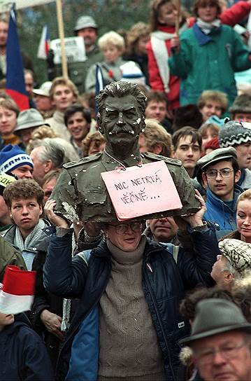 17 ноября 1989 года в стране прошла студенческая демонстрация, посвященная 50-летию со дня гибели чешского студента Яна Оплетала, который был смертельно ранен во время протестов против оккупации Чехословакии нацистами