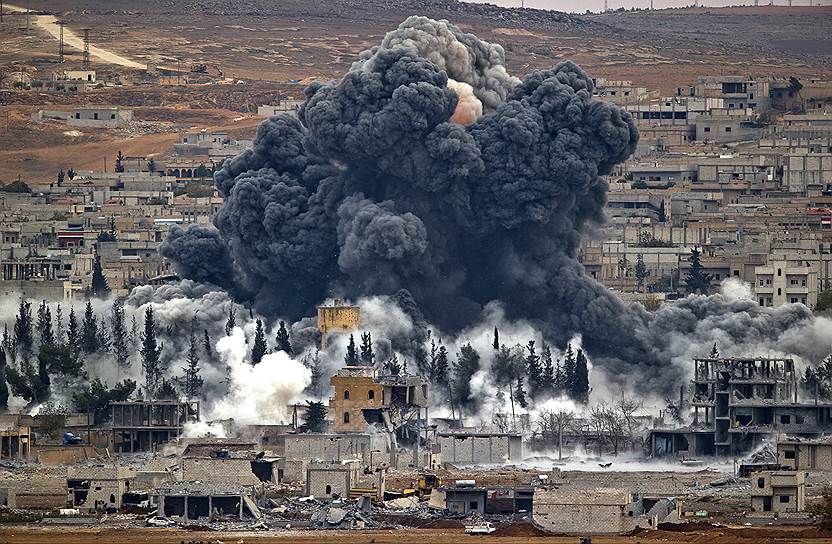 Кобани, Сирия. Авиаудар по позициям боевиков «Исламского государства», удерживающих город