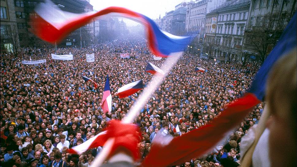В конце 80-х годов акции протеста против политического режима в Чехословакии приняли массовый характер. Демонстранты выступали за смену государственного и партийного руководства, преобразования в социальной и экономической сферах