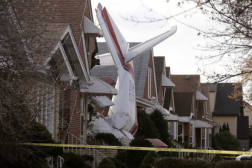 Чикаго, США. Обломки небольшого грузового самолета Aero Commander 500, упавшего на жилой дом. Жильцы не пострадали, информации о состоянии пилота нет