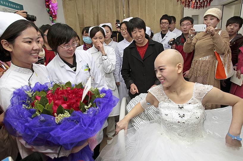 Чжэнчжоу, провинция Хэнань, Китай. 25-летняя Фань Хуэйсян, проходящая лечение от рака, принимает поздравления перед своей свадьбой в городской больнице