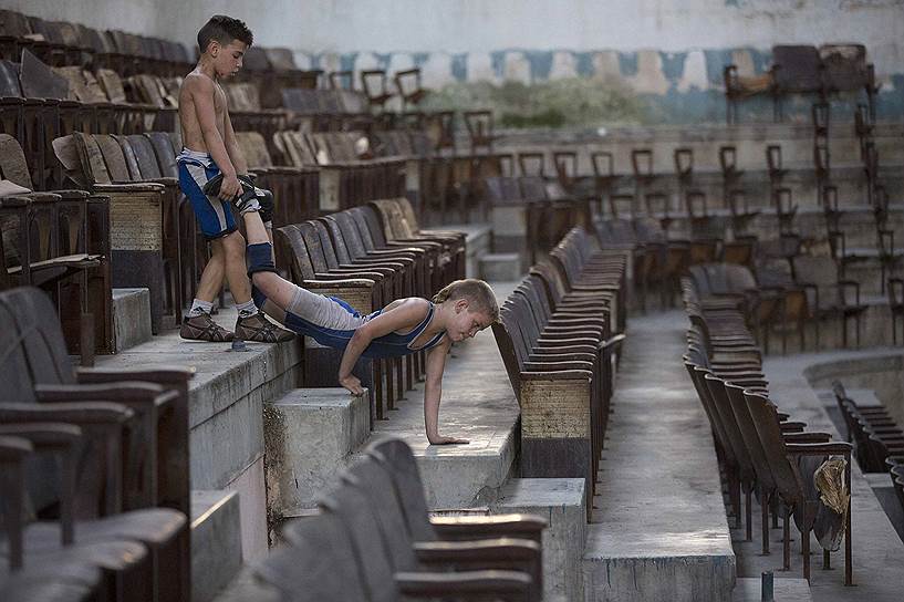 Гавана, Куба. Дети во время тренировки по борьбе в школе в центре города