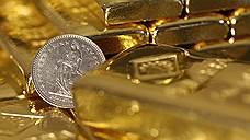 Инвесторы распродают золото тоннами