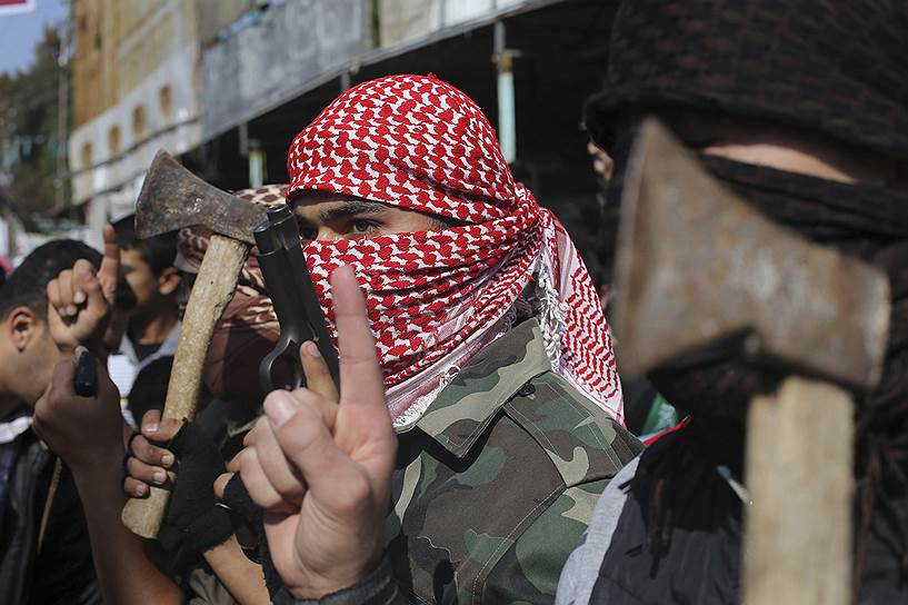 Рафах, сектор Газа. Палестинцы во время празднования атаки на синагогу в Иерусалиме