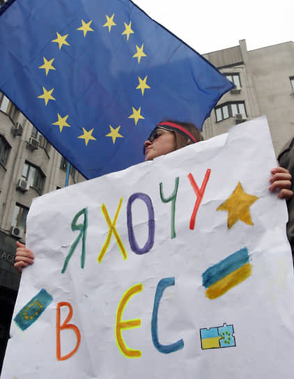 22-23 ноября. Митинги сторонников евроинтеграции собрались по всей Украине. В Киеве митингующие, несмотря на судебный запрет, установили возле монумента Независимости пять туристических палаток, которые позже разобрали бойцы спецподразделения «Беркут» 