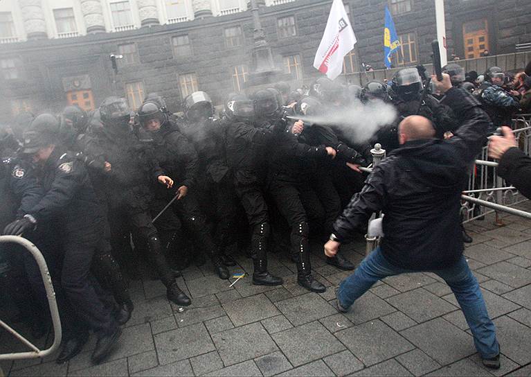 24 ноября. В Киеве марш за евроинтеграцию закончился митингом на Европейской площади. Впервые прошли столкновения протестующих с бойцами «Беркута», применялся слезоточивый газ. Оппозиция заявила, что продолжит протесты
