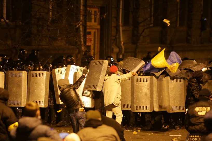 1 декабря. Группа молодых людей пыталась штурмовать здание администрации президента Украины. Для этого в центр пригнали бульдозер
