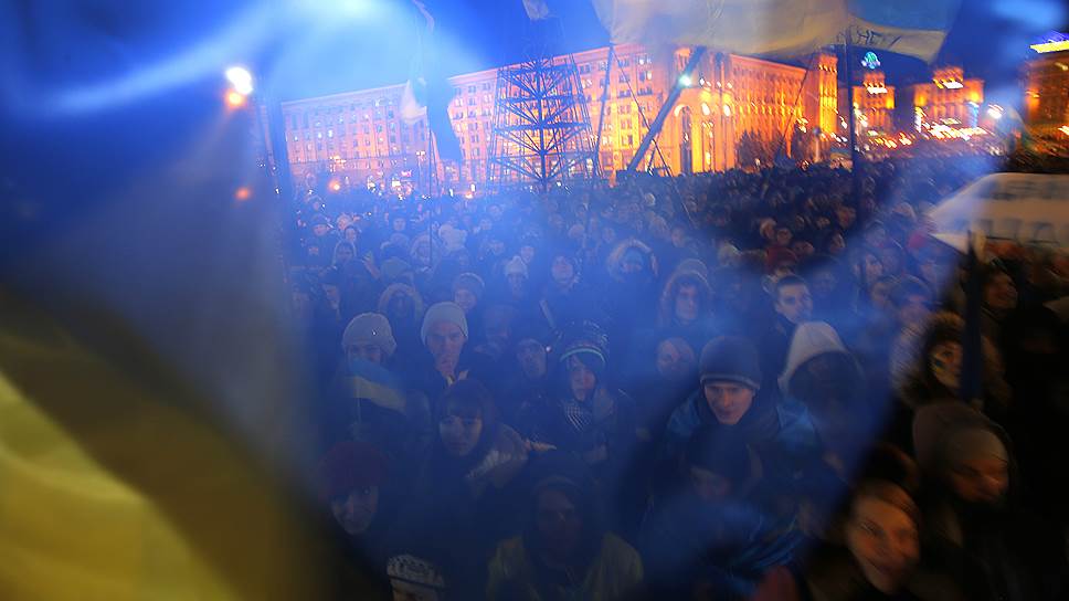 27 ноября. В Киеве около 3 тыс. манифестантов прошли по проезжей части Крещатика на Майдан