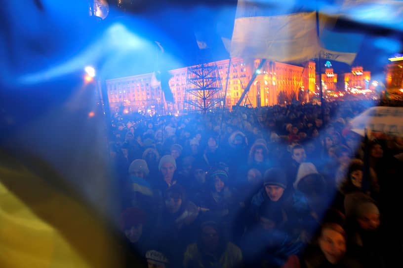27 ноября. В Киеве около 3 тыс. манифестантов прошли по проезжей части Крещатика на Майдан