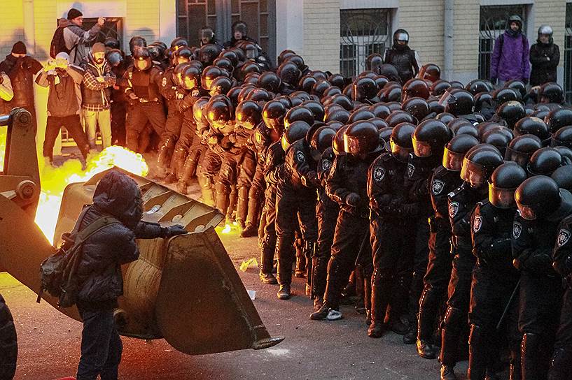 1 декабря. Противостояние между протестующими и бойцами «Беркута» продолжилось