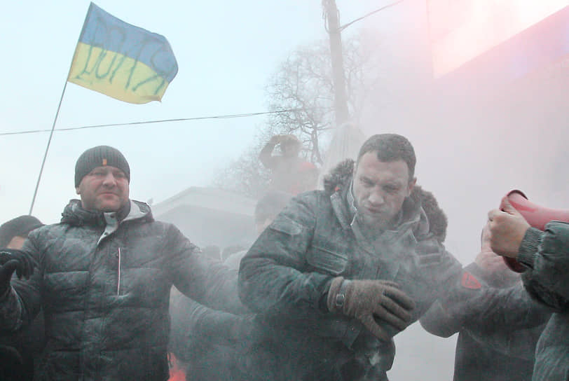 Единственным из лидеров Майдана в эпицентре оказывается лидер партии УДАР Виталий Кличко (в центре), который пытался остановить беспорядки, но радикальная часть протестующих встретила его нецензурной речевкой футбольных фанатов и залила пеной из огнетушителя 