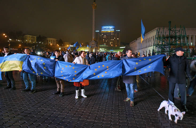 21 ноября. В 22:00 на площади Независимости (или майдан Незалежности) в Киеве началась стихийная акция протеста. В ней участвовали от 1,5 тыс. до 3 тыс. человек 