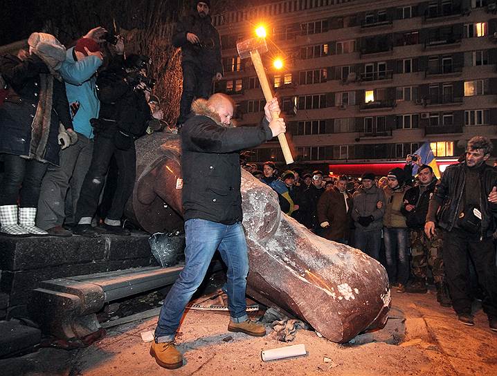8 декабря.  В Киеве прошло «Народное вече», в котором участвовали, по разным оценкам, от 100 тыс. до 1 млн человек. Они требовали отставки президента и правительства Украины. Тем временем демонстранты под красно-черными флагами снесли установленный на Бессарабской площади памятник Ленину и разбили его 