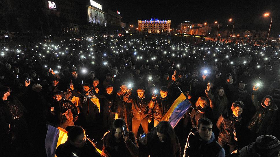 22 февраля. На Украине объявлен двухдневный траур по погибшим во время столкновений. На Майдане продолжили прощаться с погибшими в результате недавних столкновений