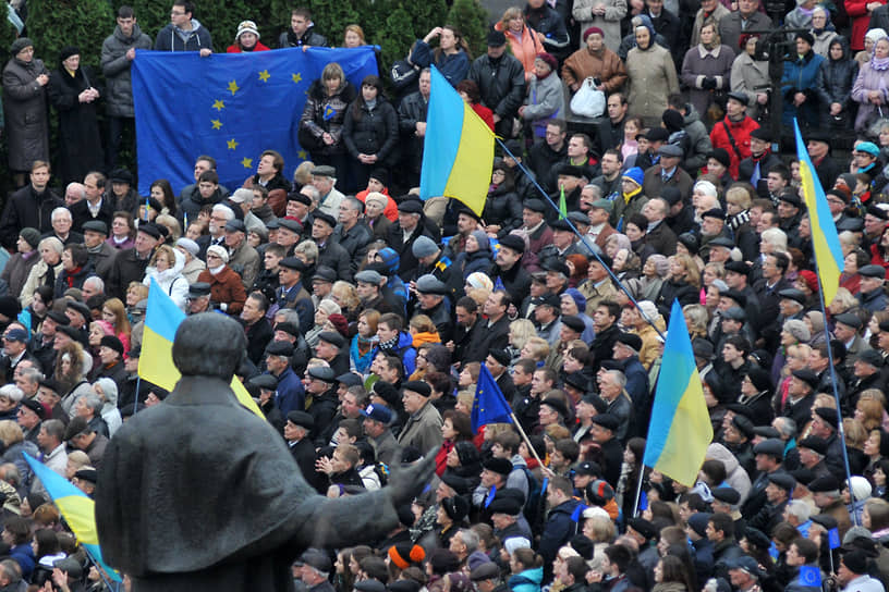 24 ноября. Около 10 тыс. сторонников евроинтеграции собрались на митинг во Львове