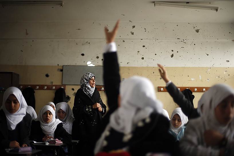 Газа, Палестина. Урок в школе, поврежденной во время недавнего конфликта с Израилем
