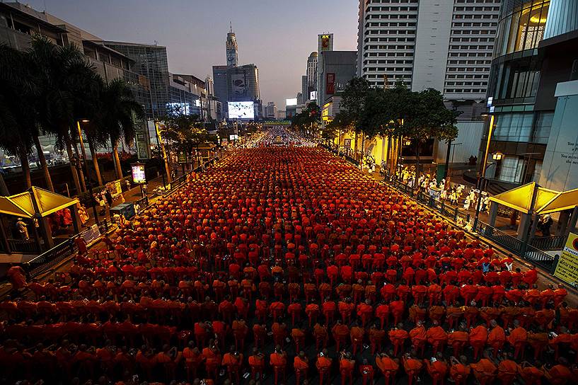 Бангкок, Таиланд. Тысячи буддистских монахов приняли участие в массовой церемонии сбора пожертвований
