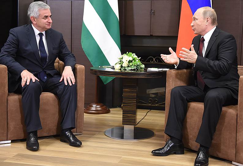 Президент России Владимир Путин (справа) и глава Абхазии Рауль Хаджимба