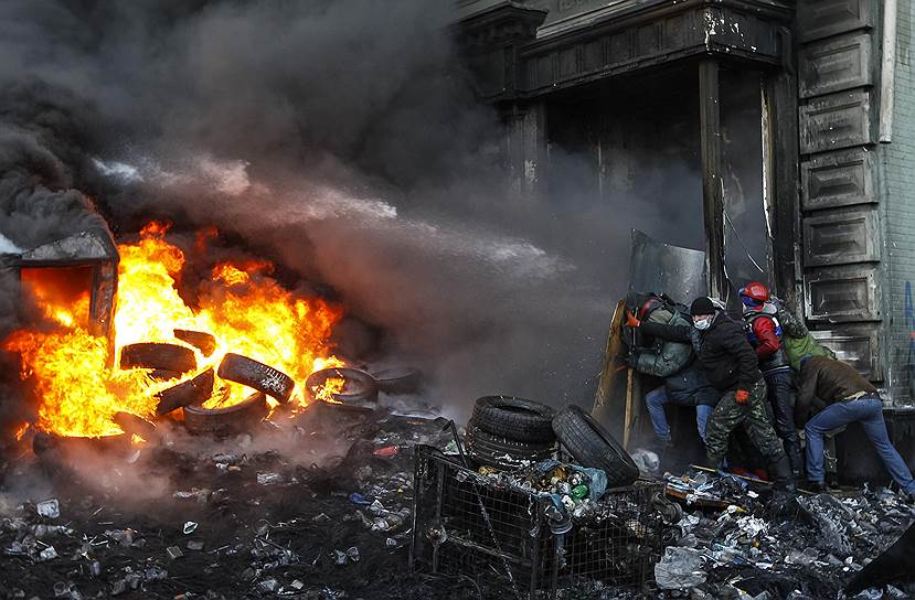 Протесты на Украине
&lt;br>Василий Федосенко: «Каждый день протестующие строили новые баррикады из сгоревших машин и автобусов, чтобы быть готовыми к столкновениям с полицией. Была холодная зима, а полицейские поливали улицы водой, превращая баррикады в глыбы льда.  Протестующие продолжали нападать, используя «коктейли Молотова», а полиция отвечала на это резиновыми пулями и водой.  Так продолжалось достаточно долго. «Коктейли Молотова» были везде. Украинские флаги были везде, отовсюду звучал гимн Украины. Работа в таких условиях была вызовом для меня. Но я был поражен желанием протестующих изменить как-то свою жизнь, был удивлен тем, как они помогали друг другу — десятки людей, включая стариков, приносили теплую одежду и горячую еду на баррикады» 