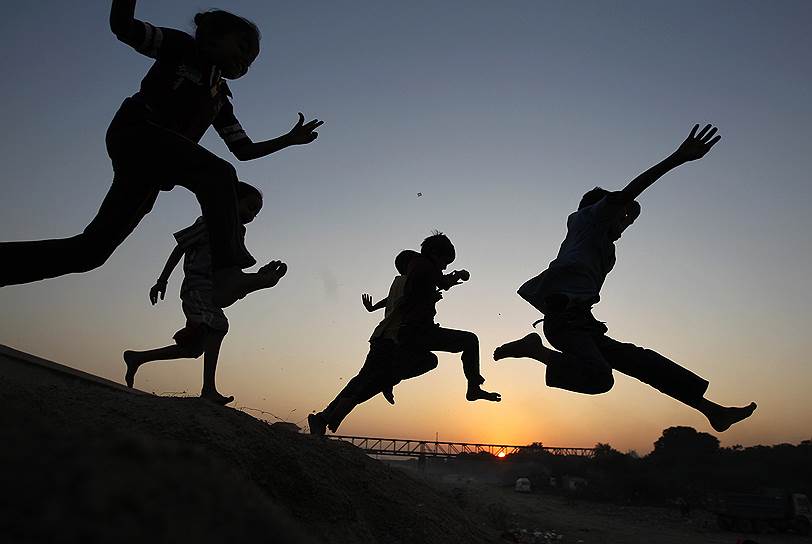 Ахмедабад, Индия. Дети, играющие в песочных дюнах