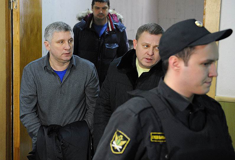 Отказав в залоге и домашнем аресте, суд отправил генерала Никитина (слева) на два месяца в СИЗО
