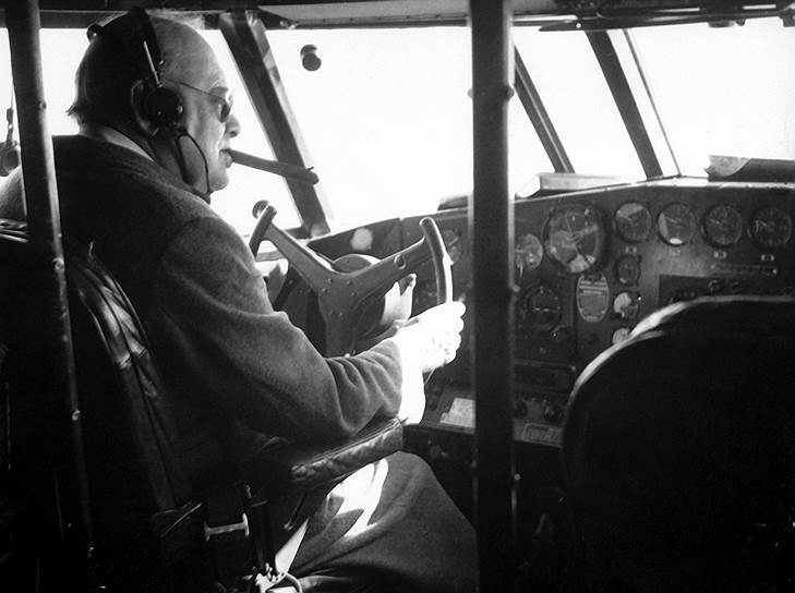 В 1942 году во время перелета из США на Бермуды Уинстон Черчилль лично сел за штурвал Boeing 314 G-AGGA «Бервик» и управлял воздушным судном несколько минут