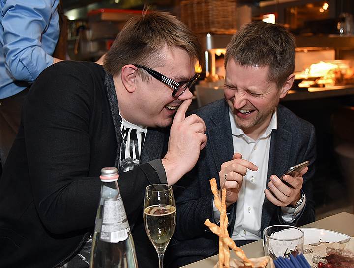 Телеведущий Алексей Пивоваров (справа) на вечеринке, устроенной журналистами Леонидом Парфеновым и Еленой Чекаловой в своем ресторане «Поехали»